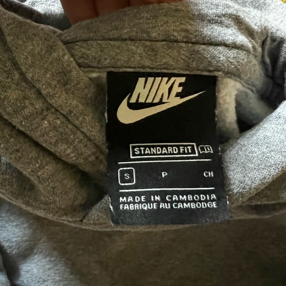 Selling gently used boy’s hoodie size 6. - Picture 3 of 4